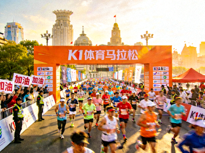 K1体育策划的大型城市马拉松赛事活动现场，人群涌动